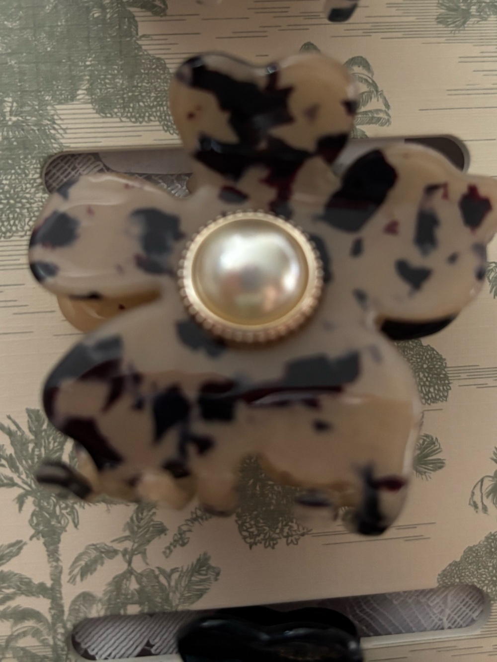 Pearl Center Tortoiseshell Flower Hair Claw Clip